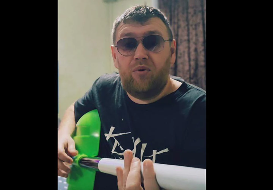 Нижегородец исполняет "Снежно-лопатный хит", скриншот с видео.