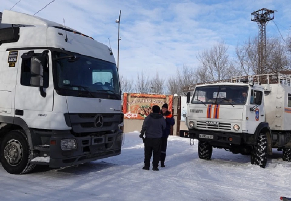 В Хабаровске нескольким автомобилям потребовалась помощь КАМАЗа