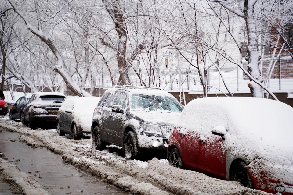 Власти просят переставлять автомобили на уже почищенные площадки