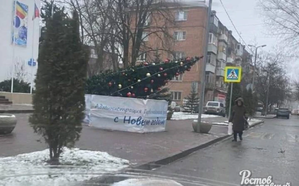 Елка не выдержала порывов ветра. Фото: группа "Ростов.Главный"