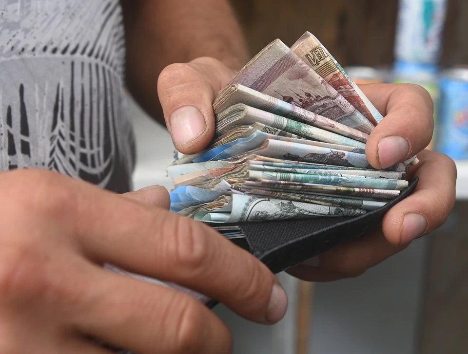 Депутат сейчас собирает деньги по невыплаченным налогам.