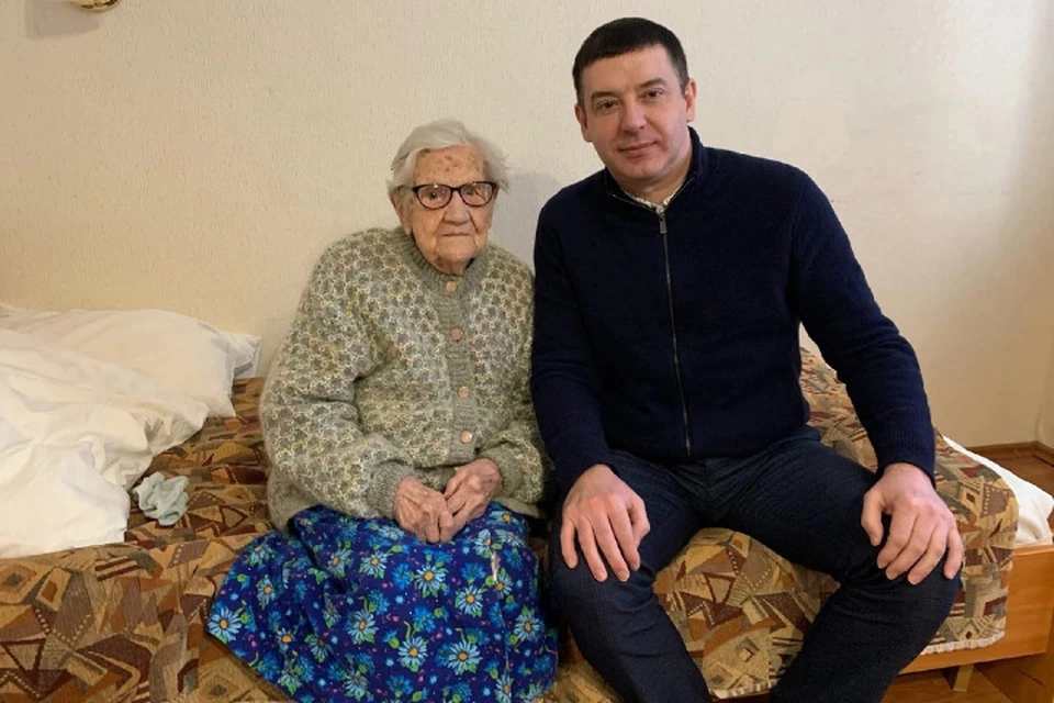 Клавдия Гадючкина и руководитель санатория "Ясные зори" Александр Алексеев