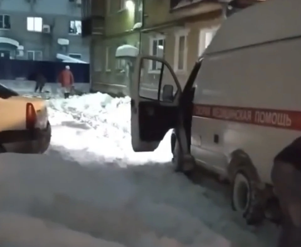 Машина скорой помощи застряла в снегу во дворе Нижнего Новгорода Фото: @n.novgorod_online
