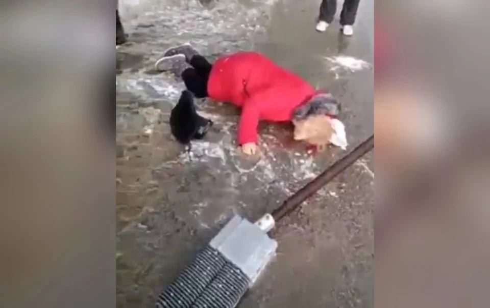 Бригада скорой доставила несчастную в больницу. Фото: скриншот из видео/Инцидент Крым и Севастополь/telegram