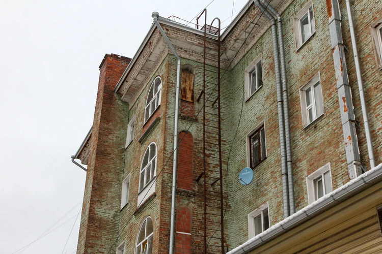 Советская улица Ижевска с «изнанки»: нестандартные балконы, арочные окна и дом Лятушевича за забором