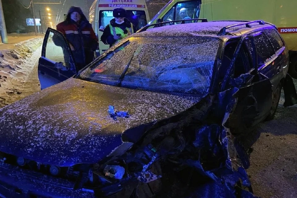 В Новосибирске водитель «Тойоты» с ребенком в салоне на скорости влетел в столб. Фото: "АСТ-54".