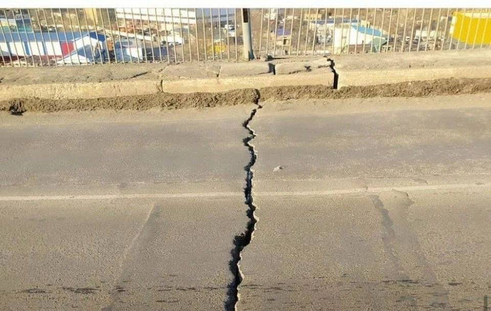 На Рудневском мосту обнаружили большую трещину. Фото: dps_vl
