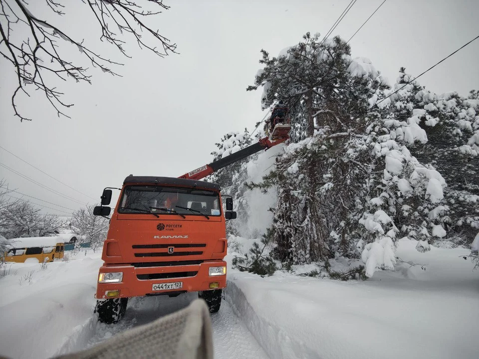 Работы по восстановлению энергоснабжения осложнены продолжающимся снегопадом. Фото: «Россети Кубань».