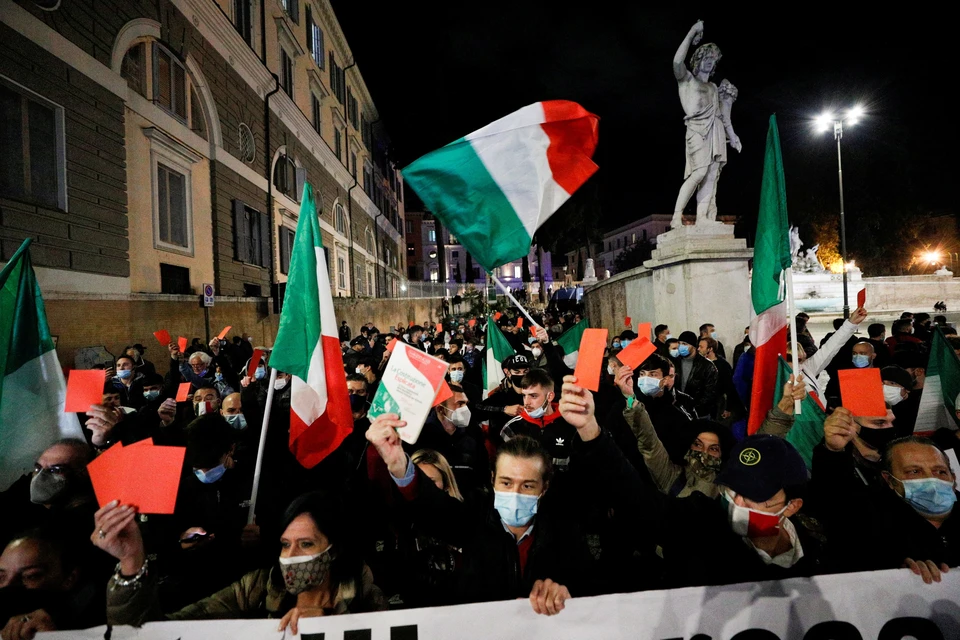 Шествие за отмену ковид-ограничений в Риме, январь 2022 г.