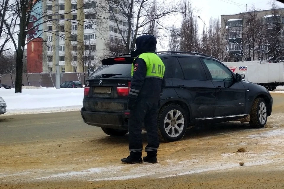 Гражданин одной из республик ближнего зарубежья пытался дать взятку липецкому автоинспектору, но тот отказался