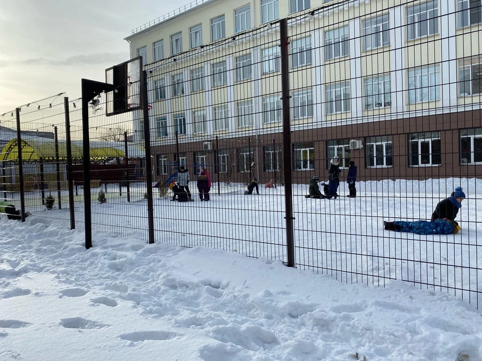 Занятия в школах челябинска сегодня отменены. Школа 25 Челябинск. Минирование школ в Челябинске сегодня. Минирование школ в Челябинске. Школа номер 7,занятия отменили?.