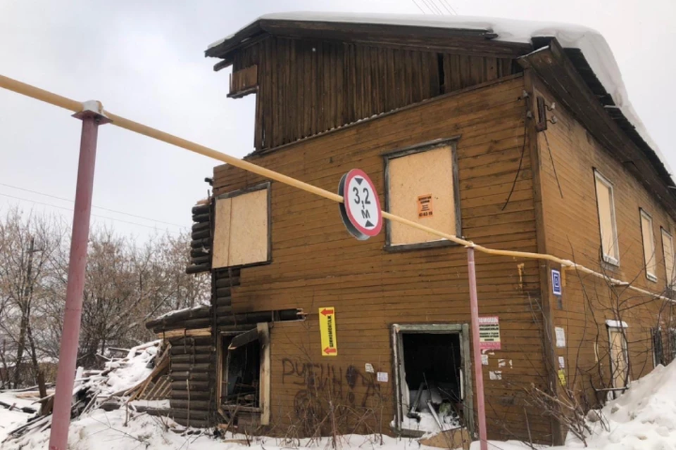 Горожане жалуются на аварийное состояние дома. Фото: vk.com/zlo43
