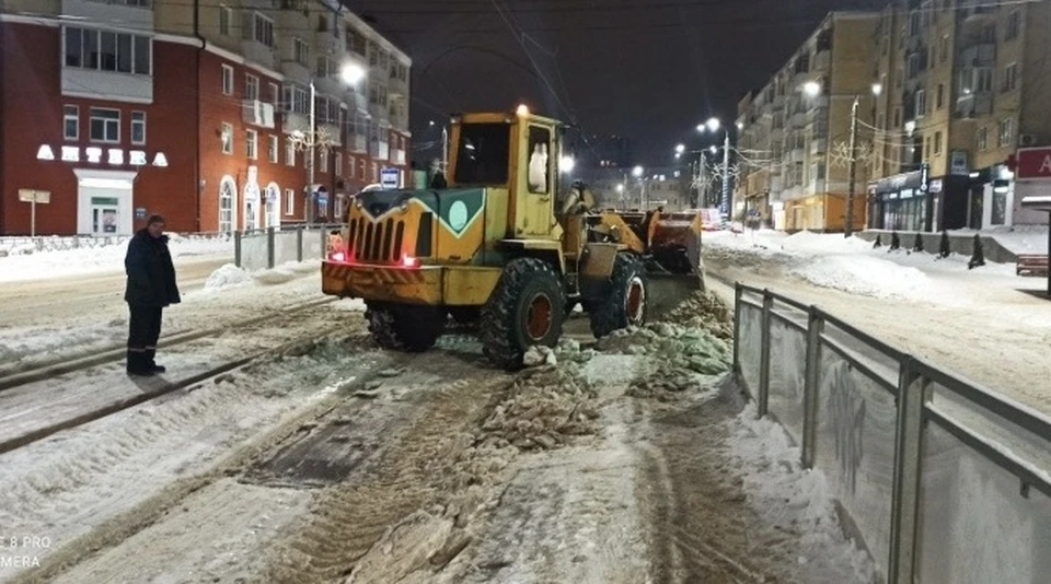 За сутки с основных улиц Смоленска убрали 1 310 кубометров снега. Фото: пресс-служба администрации города.