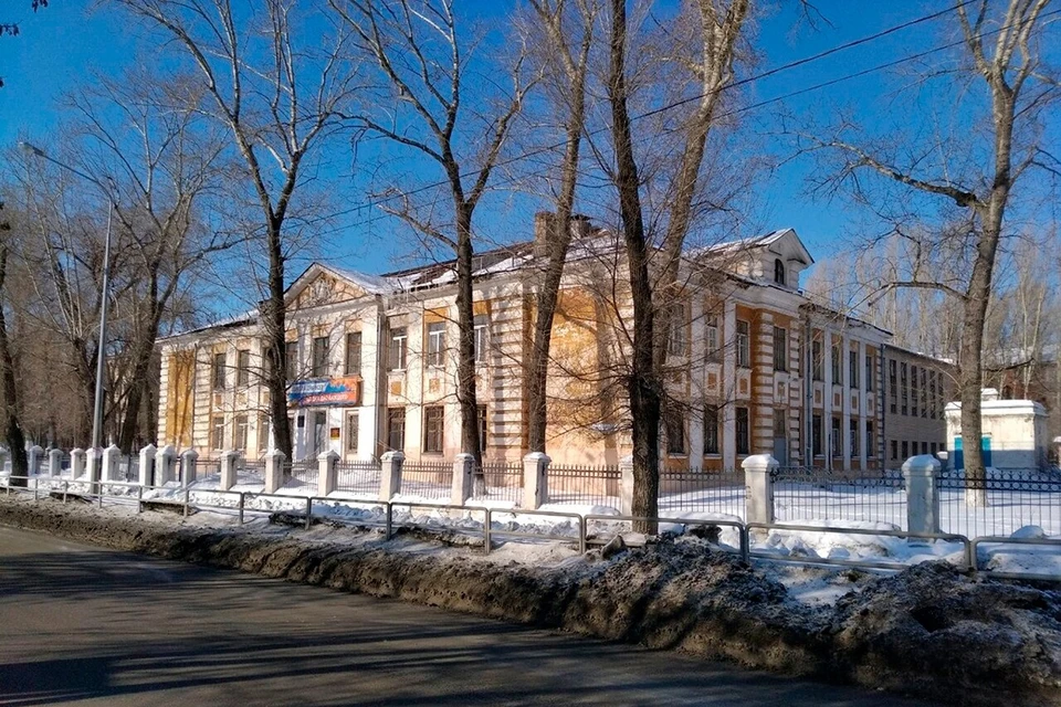Конфликт между учениками произошел за воротами школы. Фото: Яндекс.Карты
