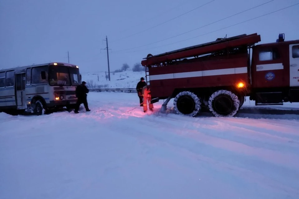 В зимнее время спасателям часто приходится приходить на помощь водителям застрявшего в снегу транспорта. Фото: МЧС ЛНР