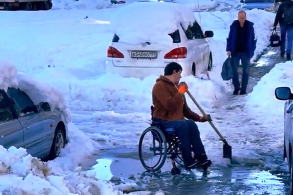Ролик с мужчиной на коляске, который лопатой убирал снег, вызвал бурную реакцию и массу обсуждений. Фото: tiktok.com/@likastark