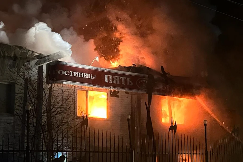 Пламя охватило крышу здания
