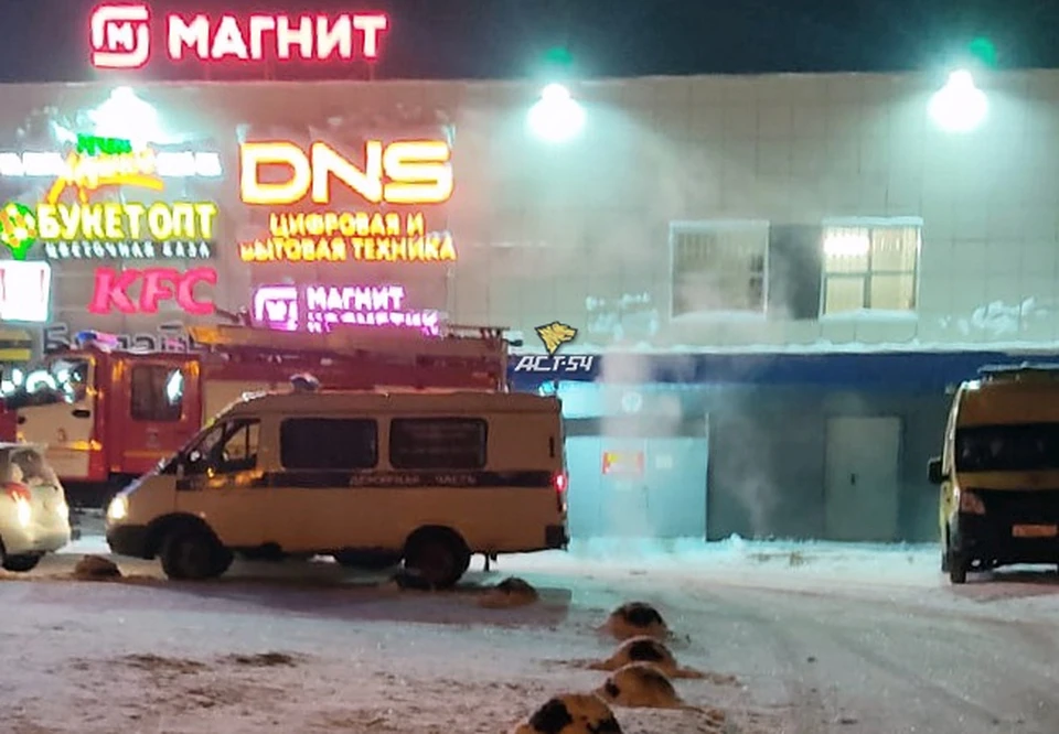 Людей эвакуируют из торгового центра в Октябрьском районе. Фото: АСТ-54