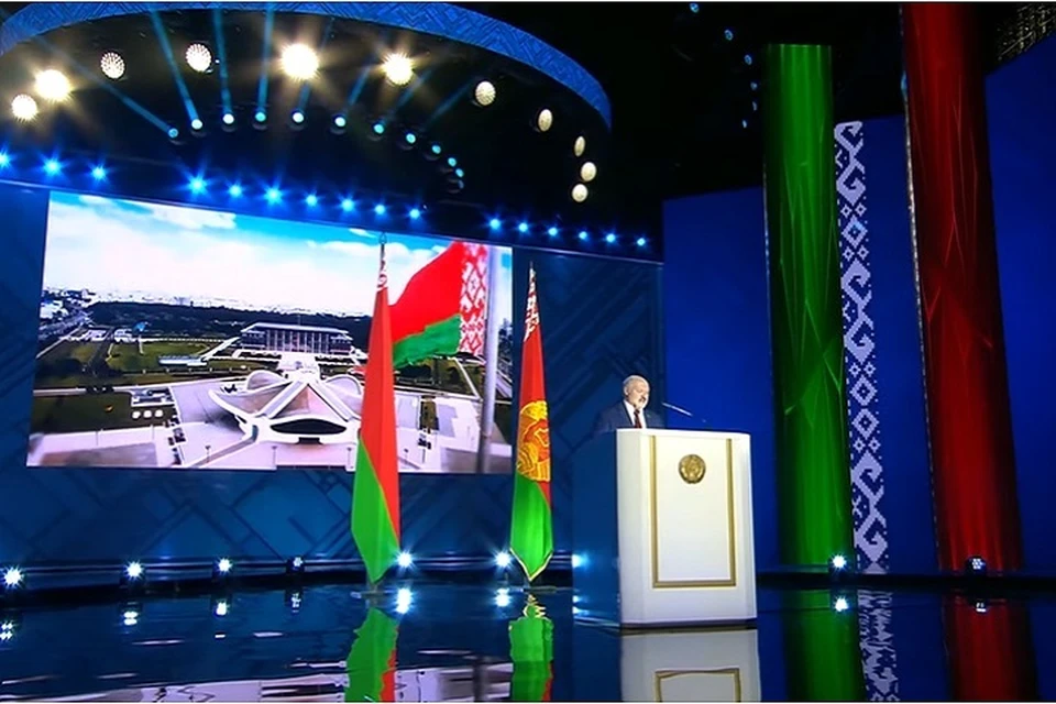 Александр Лукашенко выступает перед собравшимися во Дворце республики. Скрин видео
