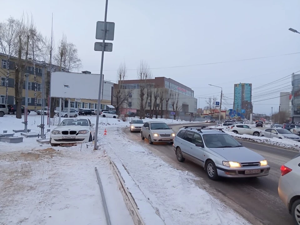 В Октябрьском районе Красноярска пьяная женщина-водитель сбила ребенка на тротуаре. Фото: ГИБДД Красноярск