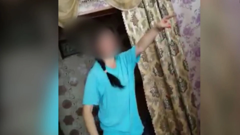 «Пряталась под кроватью и бросалась на полицейских»: у горе-матери из Хакасии забрали двоих детей. Фото: МВД Хакасии