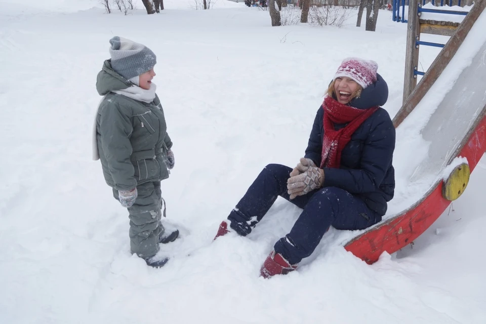 Женщина играла с ребенком на детской площадке, но в какой-то момент заметила, что снег "шипит".