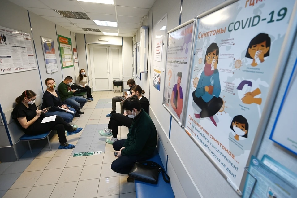 В очередях стоят и взрослые, и дети.