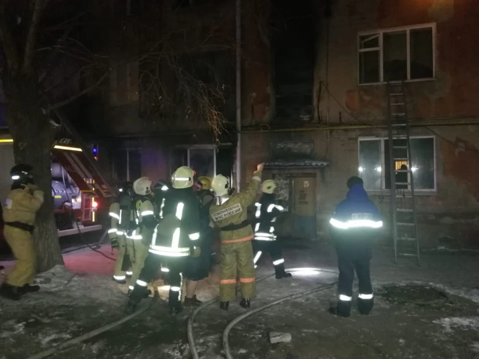 Все произошло под утро, поэтому быстро среагировать на ситуацию жильцам было сложно. Фото: МЧС России по Омской области