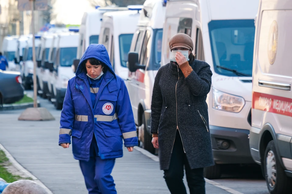 В Петербург вернулись очереди из скорых.
