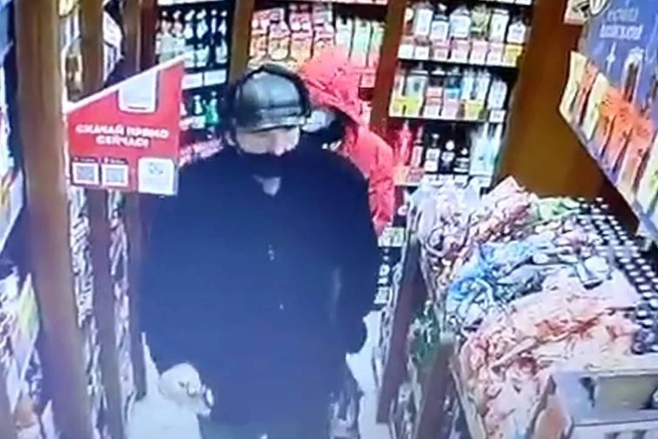 Иркутян просят помочь опознать пару, оплатившую чужой картой покупки в алкомаркете