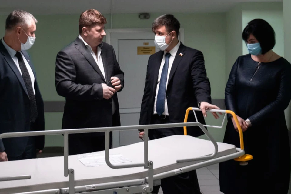 Депутат Госдумы Александр Толмачёв передал ЦГБ им. Гольца во Фрязино ценный подарок - медицинскую каталку для пациентов. Фото: пресс-служба "Молодой гвардии".