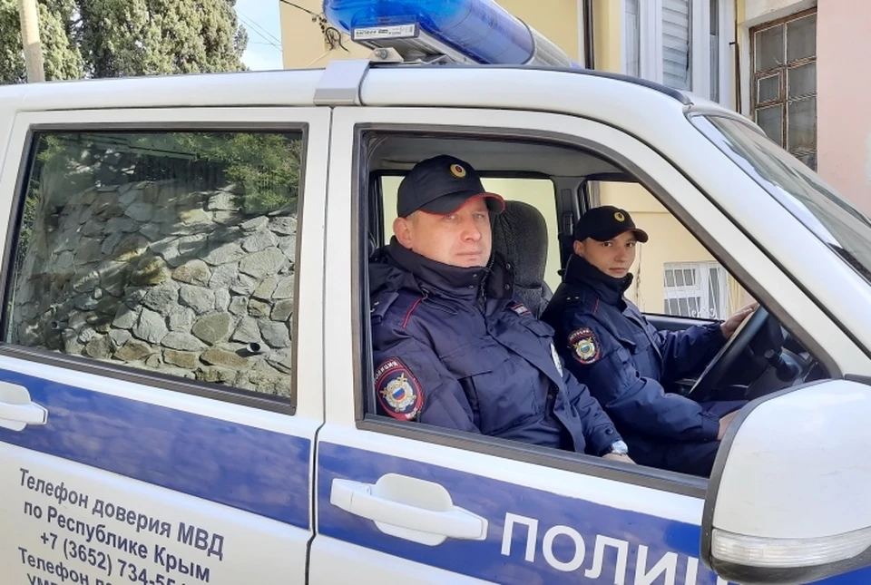 Полицейские успели приехать вовремя, сохранив человеку жизнь. Фото: пресс-служба МВД по РК