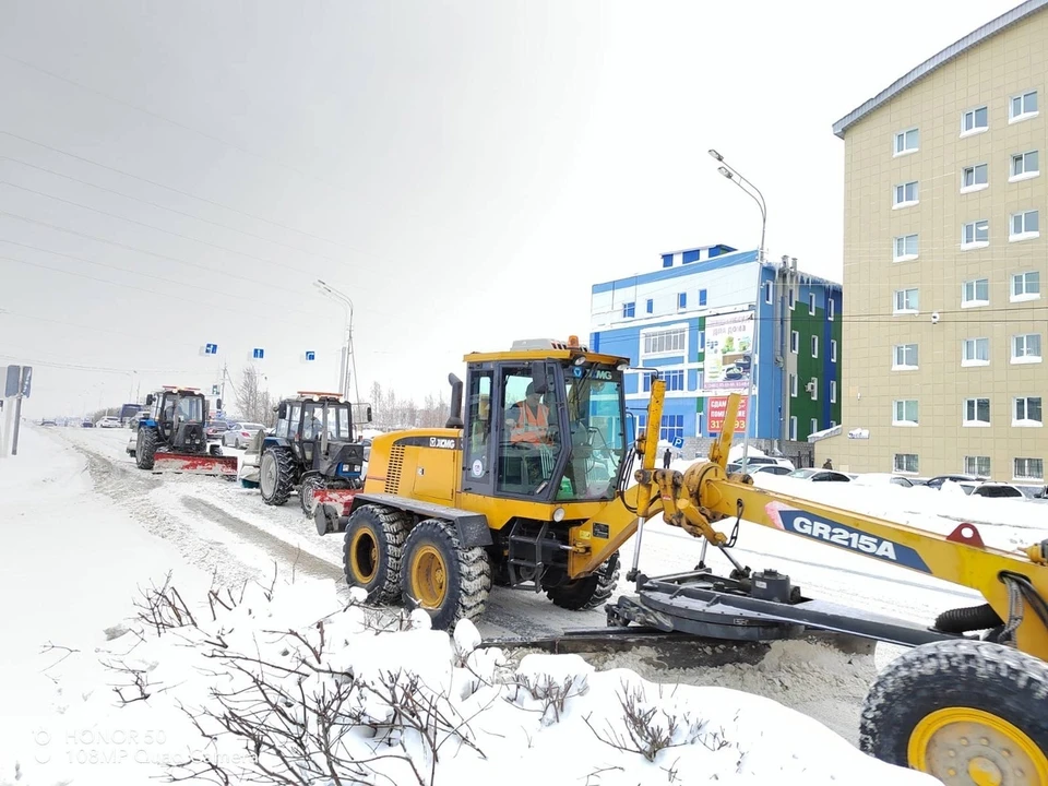 С начала зимы с дорог и тротуаров Сургута вывезли больше 450 тысяч кубометров снега Фото: Администрация Сургута