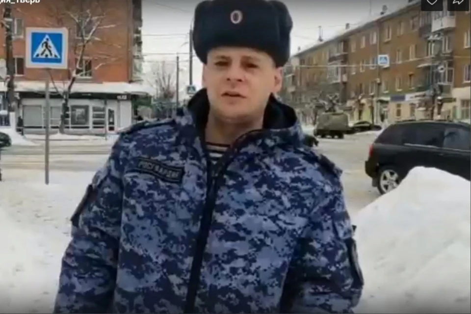 Росгвардеец помог женщине а улице Фото: Управление Росгвардии по Тверской области
