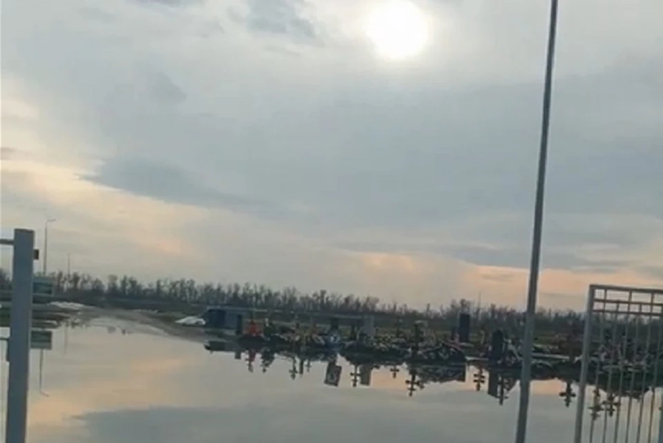 В станице Динской затопило кладбище. Фото: скриншот видео