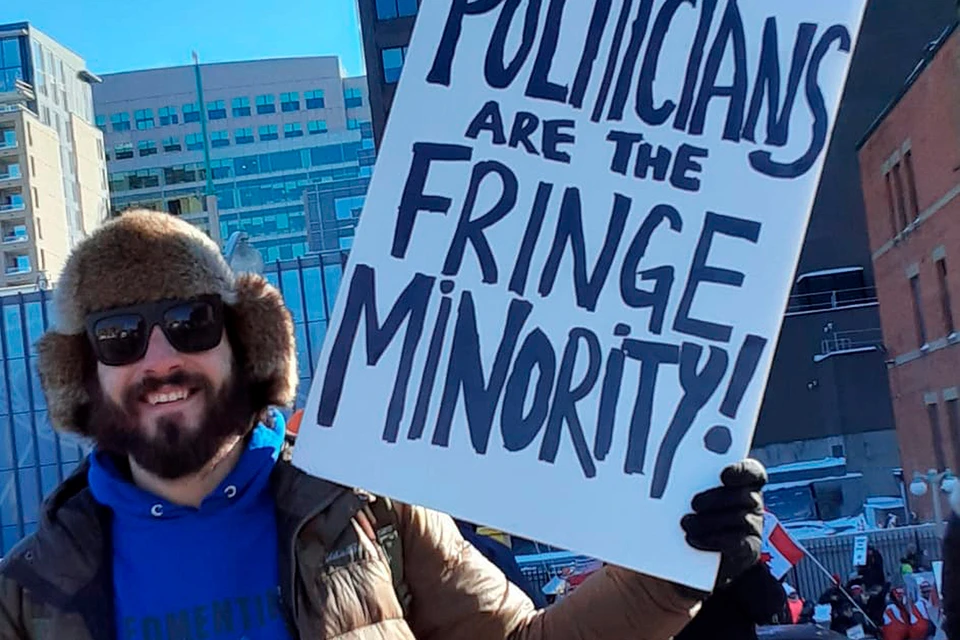 На плакате написано: "Политики - это маргинальное меньшинство".