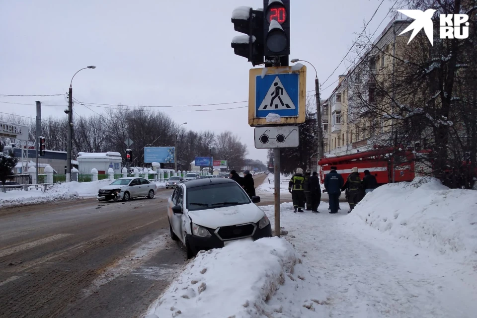 Машину такси отбросило с светофору.