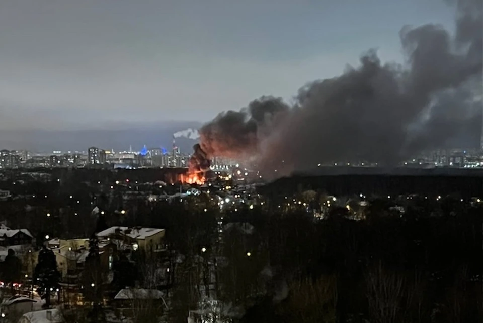 Пламявидно за несколько километров. Фото: vk.com/spb_today