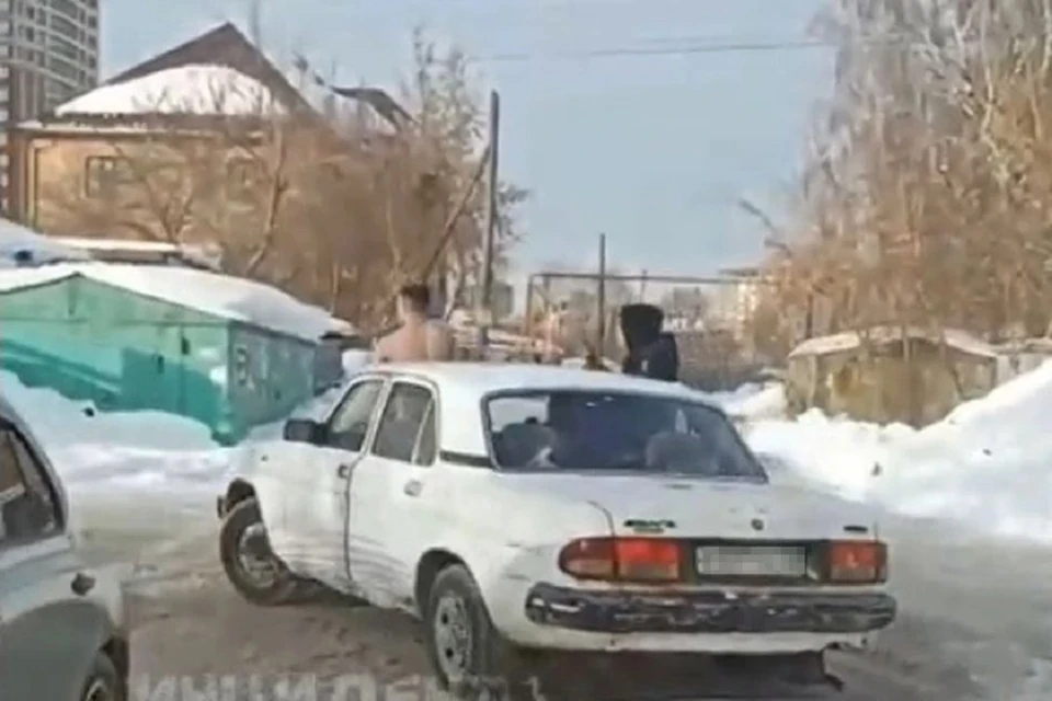 Полицейские оштрафовали мужчину, прокатившегося голым на капоте легковушки. Фото: "АСТ-54".