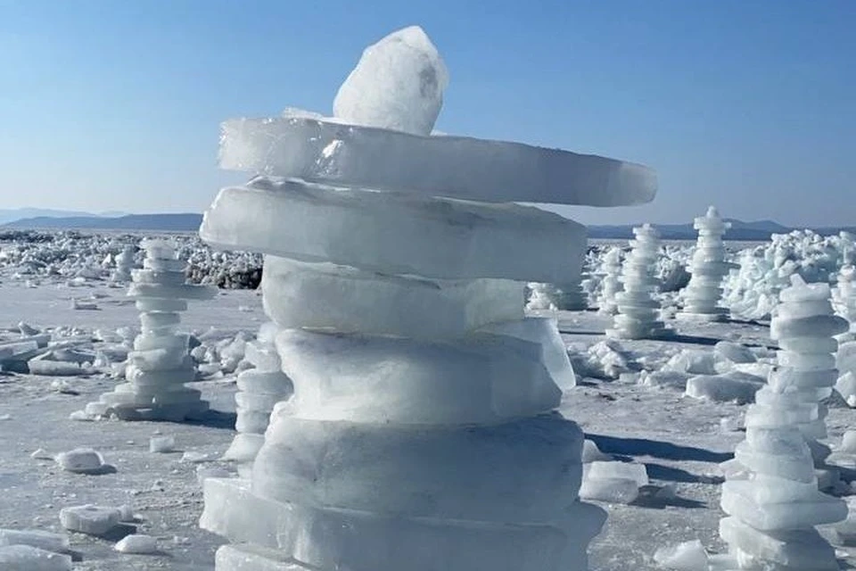 Люди складывают льдинки друг на друга. Фото: instagram.com/ksunia_si