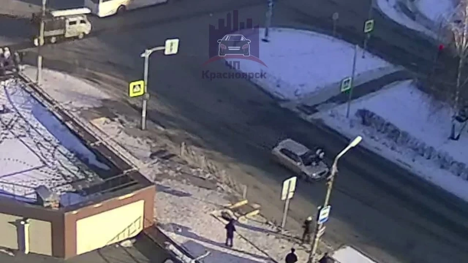 В Красноярске водитель внедорожника сбил женщину с ребенком и увез их. Фото: скриншот ЧП Красноярск