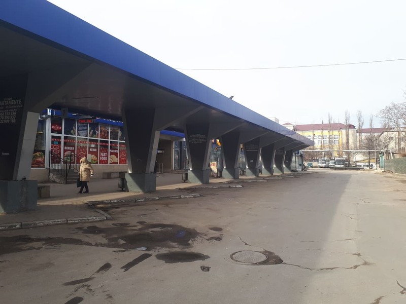 Центральный автовокзал Кишинева непривычно безлюден.