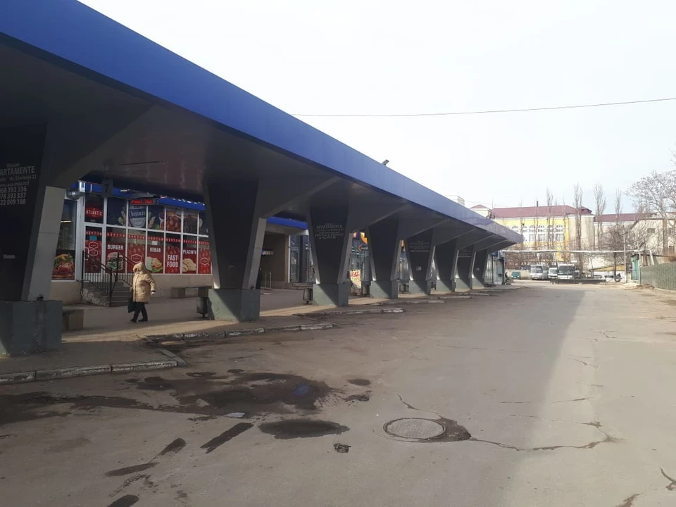 Центральный автовокзал Кишинева непривычно безлюден.