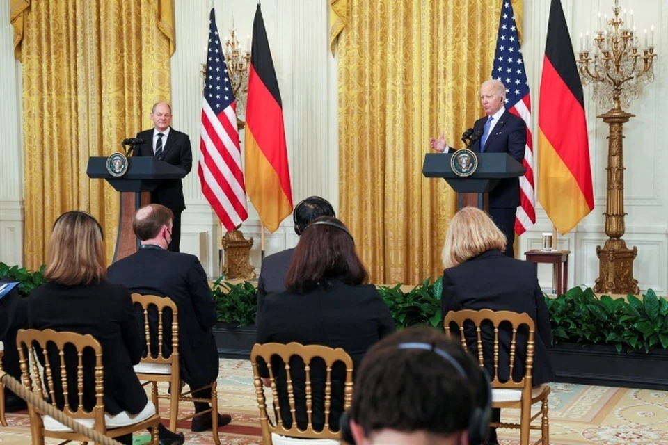 Президент США Джо Байден (справа) на совместной пресс-конференции с канцлером ФРГ Олафом Шольцем