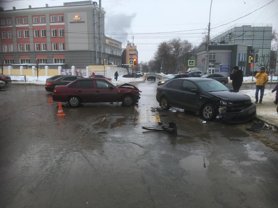 Один из водителей выезжал на дорогу по тротуару