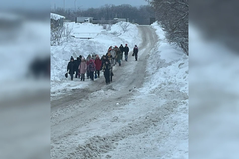 Жители Новосемейкино предложили владельцам распределительного центра обустроить парковки для фур. Фото: Ирина Маслова