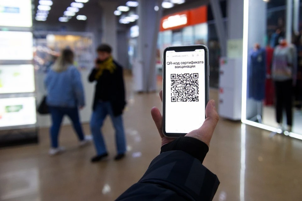 Сейчас в торговые центры и крупные гипермаркеты республики впускают лишь посетителей с QR-кодами.