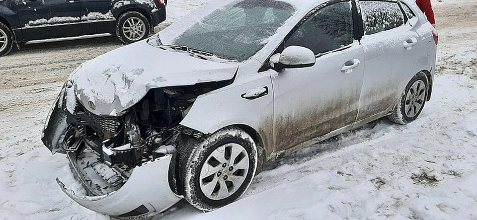 Оба автомобиля получили кузовные повреждения.