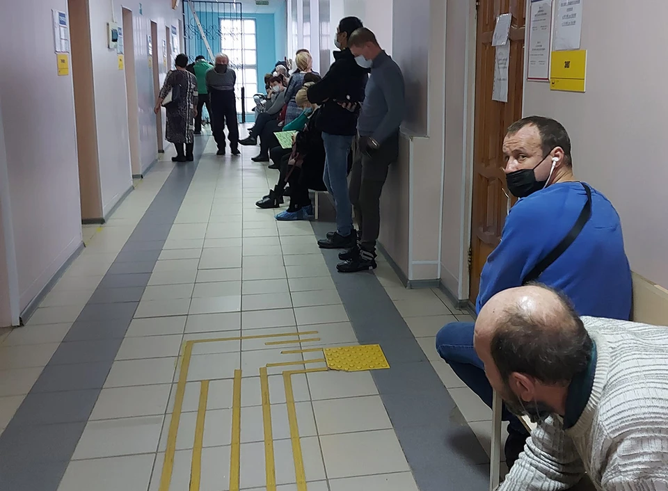 Врачи поликлиник работают круглыми сутками, чтобы принять всех заболевших.