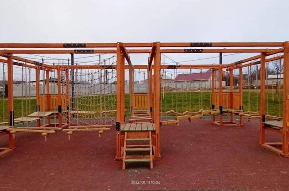 Спортплощадка расположена на территории одной из школ в микрорайоне Фонтаны. Фото: epp.genproc.gov.ru